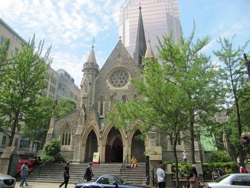 Canada-Montréal et quelques églises - 1 La cathédrale Christ Church est une église anglicane située en plein cœur de Montréal, au 635, rue Sainte-Catherine Ouest. Elle est au-dessus des Promenades Cathédrale