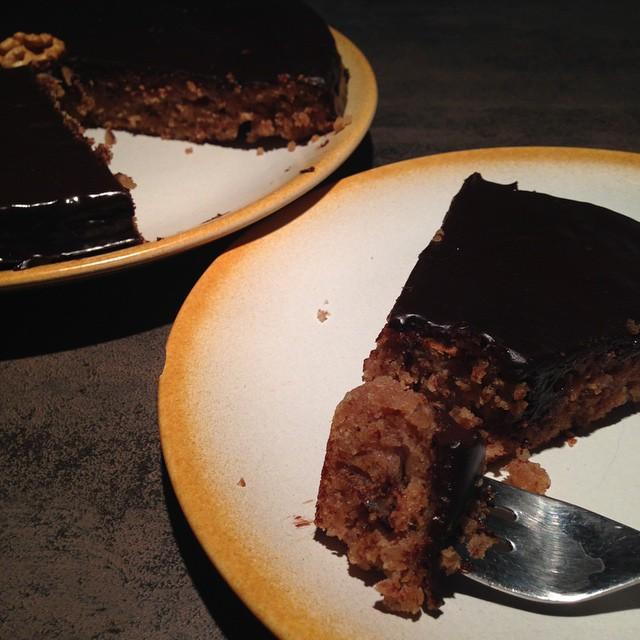 Gâteau aux noix, nappage chocolat noir