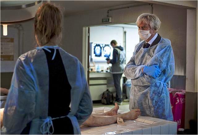 Le capitaine Laure Berthaud et le juge Roband en salle d'autopsie