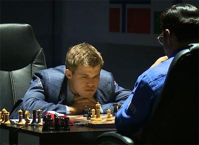 Magnus Carlsen en pleine concentration face à Vishy Anand - Photo © site officiel