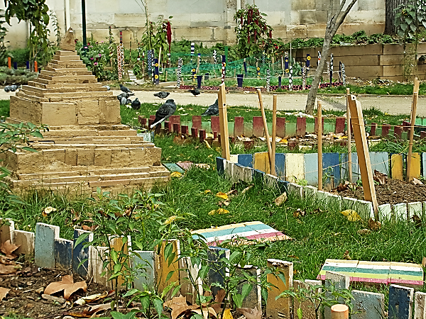 Petite pyramide petite pyramide, herbes folles