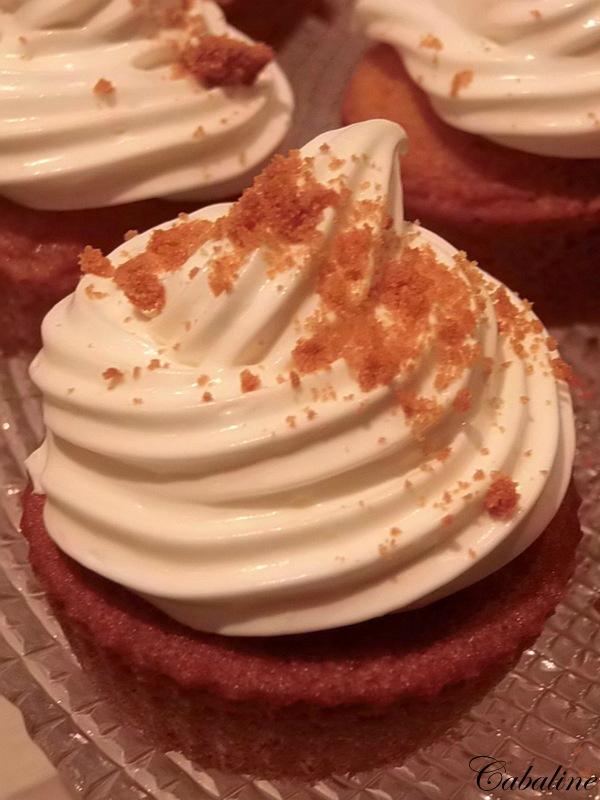 Cupcakes eau de fleur d'oranger et ganache montée chocolat blanc, huile essentielle de mandarine à la façon de Frédéric Bau ! P1010532