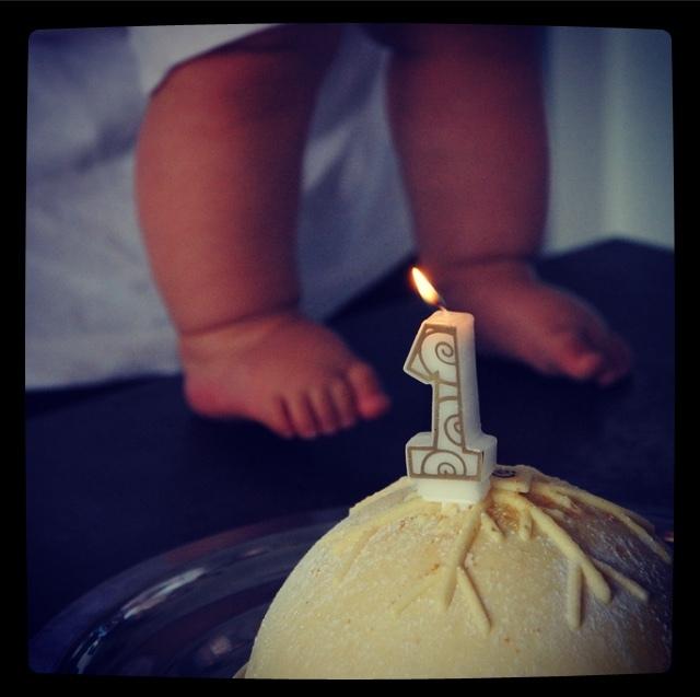 J'aime les bougies d'anniversaire #lundisadeuxdaliceetzaza Sa 1ère bougie et son 1er gâteau (glacé car réunionnais) et la déco de fête pour son 2ème anniversaire