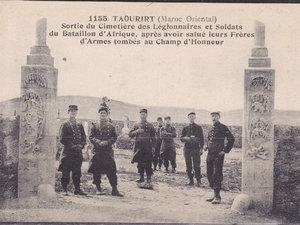 On aperçoit clairement les colonnes(avant et après) servant de soutien aux portes d'entrée du cimetière de Taourirt.