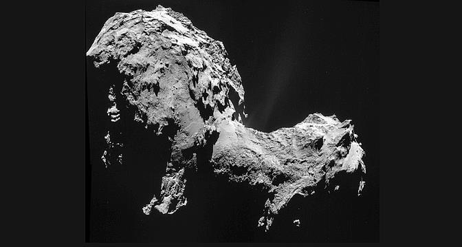 La comète 67P/Churyumov-Gerasimenko imagée par la sonde Rosetta, à 28,6 km d’elle. 19 septembre 2014, à 500 millions de km de la Terre. (ESA)