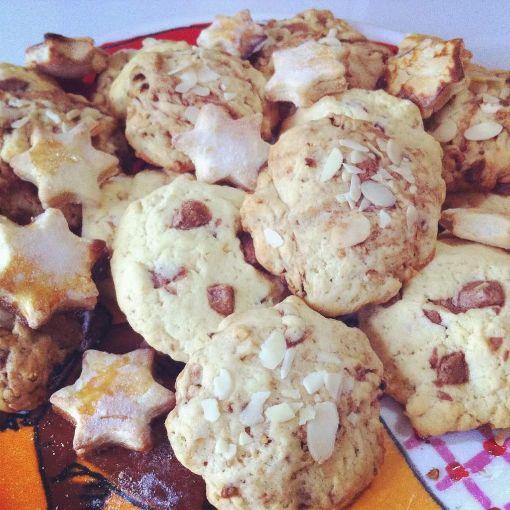 Cookies au pralin, amandes effilées et chocolat Cookies au pralin, amandes effilées et chocolat