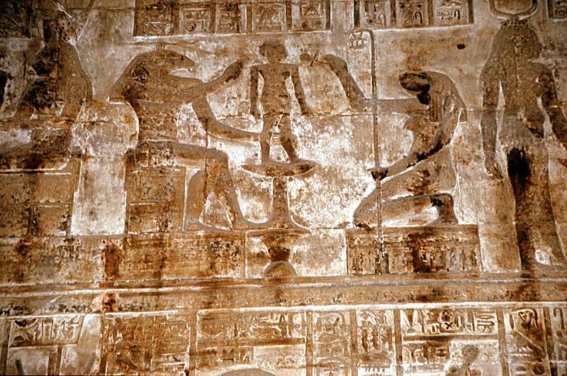 Il avait décidément tout pour plaire, l'enfant-dieu Ihy associé à l'ivresse Hathorique... (5) ! En Égypte antique ! http://upload.wikimedia.org/wikipedia/commons/4/43/DendaraMamisiKhnum-10.jpg