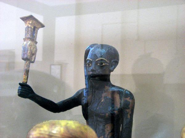 Il avait décidément tout pour plaire, l'enfant-dieu Ihy associé à l'ivresse Hathorique... (5) ! En Égypte antique ! tutankhamun_egyptian_museum_b10.jpg