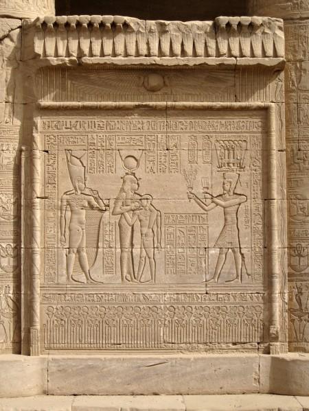 Il avait décidément tout pour plaire, l'enfant-dieu Ihy associé à l'ivresse Hathorique... (5) ! En Égypte antique ! Dendera_Romisches_Mammisi_23.JPG