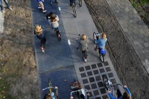 La première piste cyclable électrique au monde fabriquée à partir de cellules solaires, près d'Amsterdam, produit de l'énergie pour alimenter trois maisons.