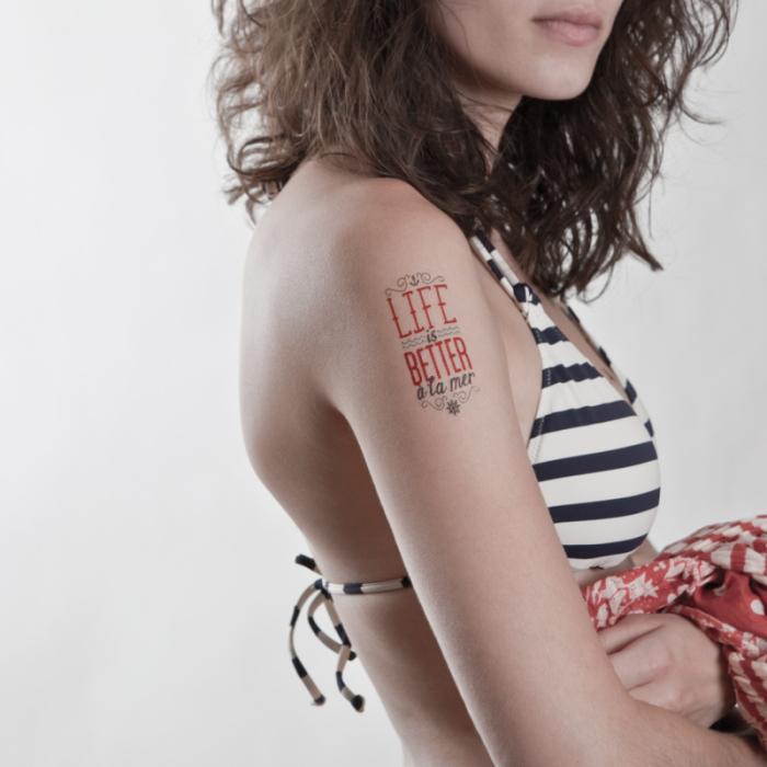 Beauté : les tatouages éphémères chics et rétros de △ Bernard Forever △ tattoo-l-effet-mer-life-is-better-a-la-mer-porte-epaule-bernard-forever-pour-no-85