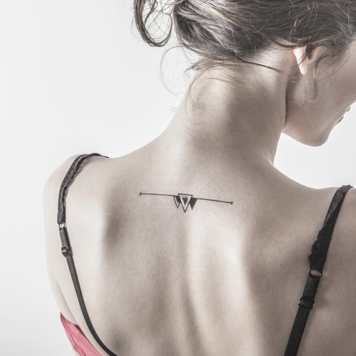 Beauté : les tatouages éphémères chics et rétros de △ Bernard Forever △ tattoo-angle-mort-ligne-triangles-dans-le-cou-bernard-forever