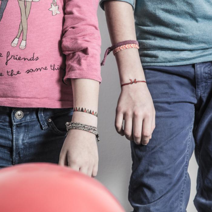 Beauté : les tatouages éphémères chics et rétros de △ Bernard Forever △ tattoo-un-an-moins-jeune-bracelets-ruban-et-guirlande-sur-poignets-bernard-forever