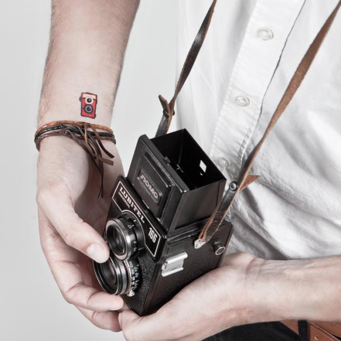 Beauté : les tatouages éphémères chics et rétros de △ Bernard Forever △ tattoo-ecce-lomo-lubitel-porte-poignet-bernard-forever