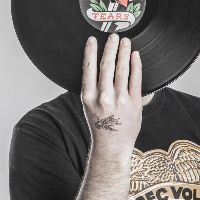 Beauté : les tatouages éphémères chics et rétros de △ Bernard Forever △ tattoo-so-me-ed-banger-turns-10-hirondelle-banniere-bernard-forever