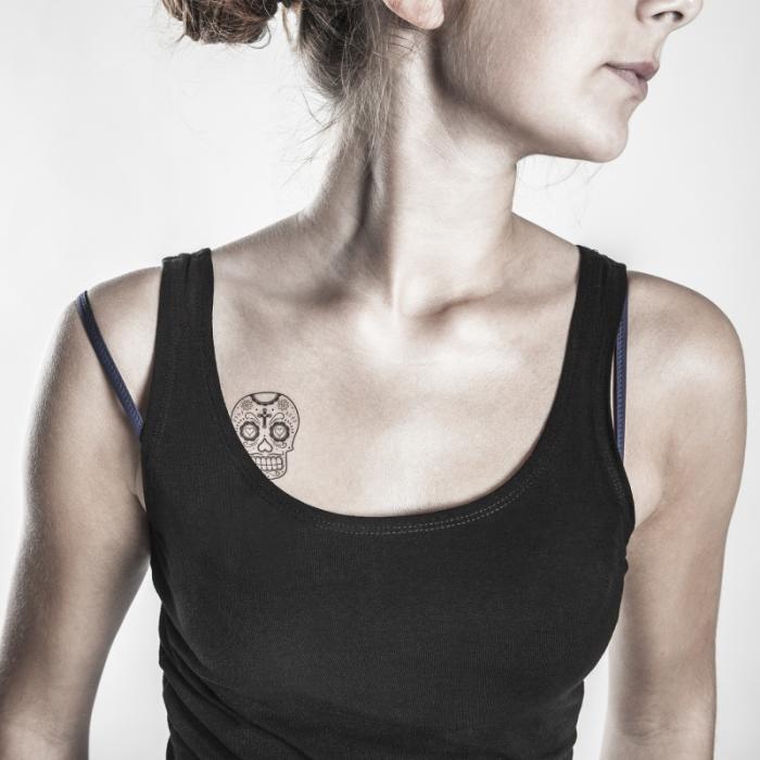 Beauté : les tatouages éphémères chics et rétros de △ Bernard Forever △ tattoo-joie-de-vivre-crane-calavera-porte-poitrine-bernard-forever