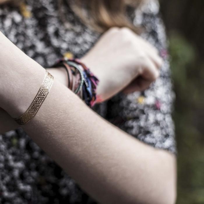 Beauté : les tatouages éphémères chics et rétros de △ Bernard Forever △ tattoo-la-ruee-vers-l-or-bijou-de-peau-bracelet-porte-poignet-bernard-forever