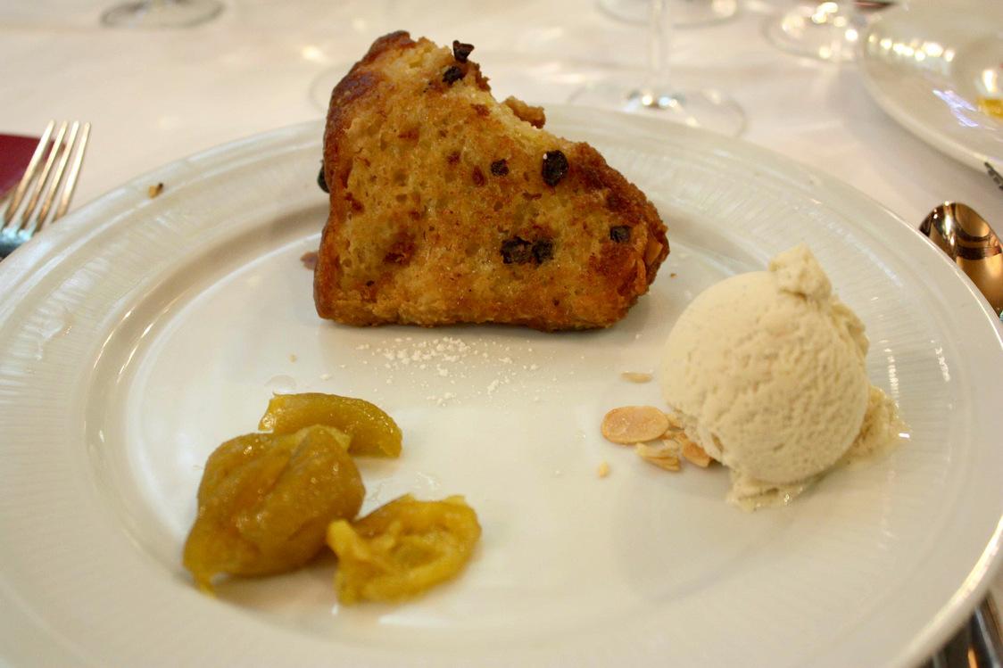 Kougloff façon pain perdu mirabelles poêlées crème glacé à la vanille de Bourbon © P.Faus 
