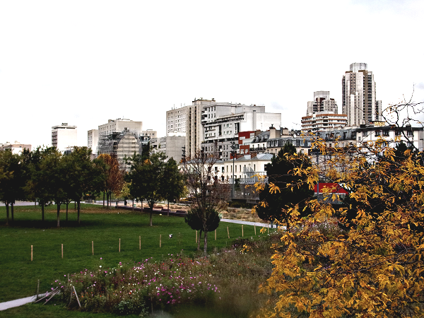 Le jardin Eole, Paris pelouse, arbres et immeubles