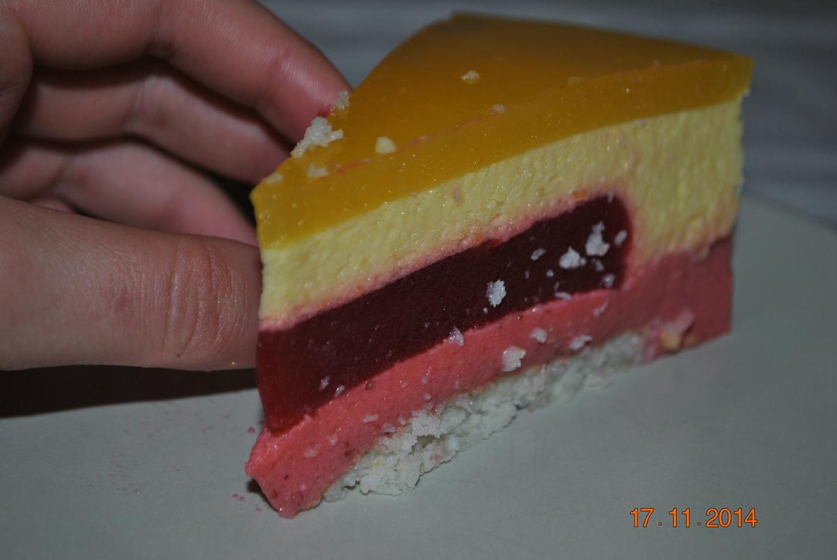 Bavarois mangue, fraise &; insert framboise♥