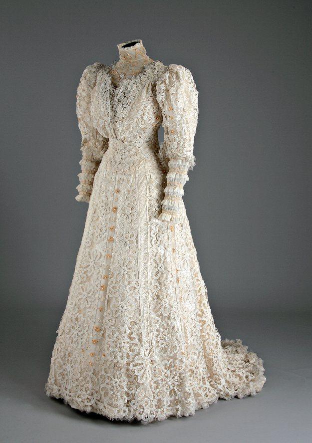 #ModeMTL Le récit d’amour à traverse des robes de mariée au @MuseeMcCord Photo 8