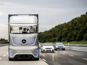 Mercedes-Benz veut un camion à pilotage automatique. Plus de problèmes de chauffeur fatigué qui s'endort au volant, plus de conducteur distrait...