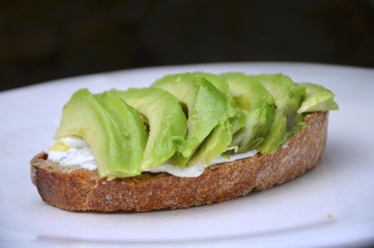 Tartines à l’avocat et fromage frais