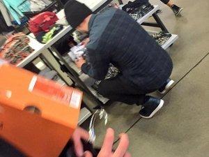 Photos: Justin dans un Nike Shop (19/11/2014)