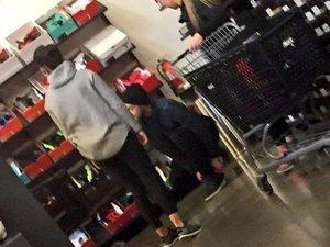 Photos: Justin dans un Nike Shop (19/11/2014)