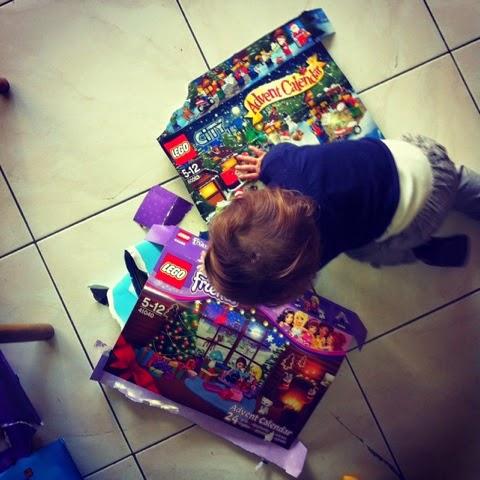 DIY: un Calendrier de l'Avent d'apparence authentique (et certifié 100%
bonne mère) DIY: un Calendrier de l'Avent d'apparence authentique (et certifié 100%
bonne mère)