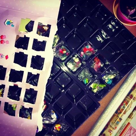 DIY: un Calendrier de l'Avent d'apparence authentique (et certifié 100%
bonne mère) DIY: un Calendrier de l'Avent d'apparence authentique (et certifié 100%
bonne mère)
