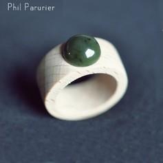 Phil Paturier : Bague en hêtre et jade néphrite