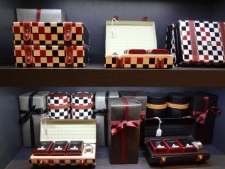 Nouvelle boutique Dammann Frères – Paris 1er coffrets metal à lanières