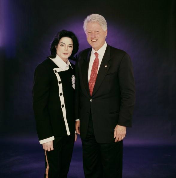 Michael-Jackson-and-President-Bill-Clinton-michael-jackson-30429345-588-594