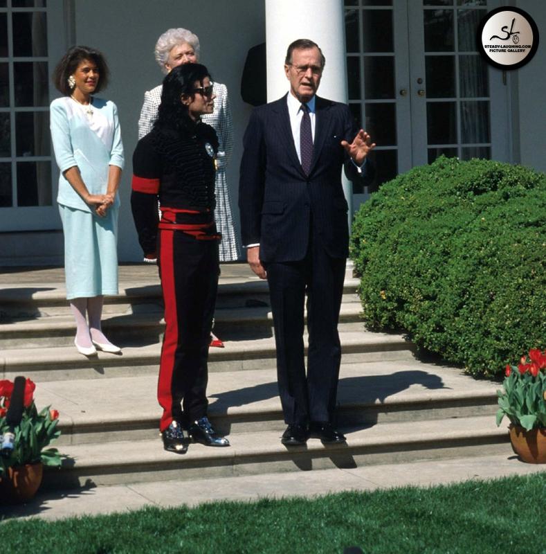 after-being-honored-by-the-museum-of-children-as-the-entertainer-of-the-decade-president-george-bush-personally-congratulates-michael-at-the-white-house(50)-m-6
