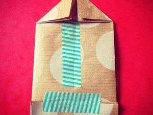 Mon calendrier de l'Avent : des petites maisons en papier Puis on plie, on ferme avec du joli masking tape et j'ai juste ajouté 2 pliages de plus pour former une petite maison