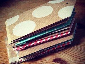 Mon calendrier de l'Avent : des petites maisons en papier J'ai pris mes numéros sur le pdf proposé par Monsieurplusmadame et je les ai scotché sur mes petites maisons