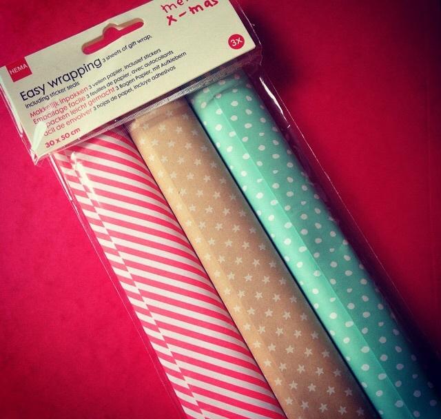 Mon calendrier de l'Avent : des petites maisons en papier Du beau papier de chez Hema et du bon chocolat (les 3/4 pour nous)