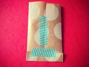 Mon calendrier de l'Avent : des petites maisons en papier Puis on plie, on ferme avec du joli masking tape et j'ai juste ajouté 2 pliages de plus pour former une petite maison