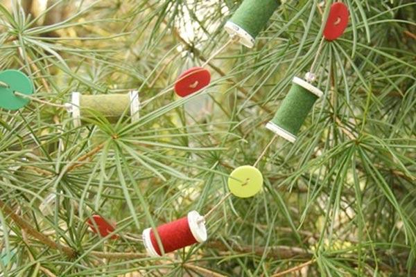 10 idées de guirlandes à coudre pour Noël guirlande bobines boutons 10 idées de guirlandes à coudre pour Noël