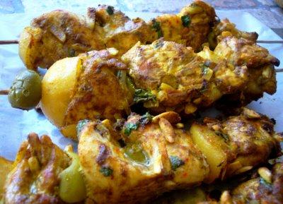 Brochettes d'été aux épices pour un déjeuner entre copines