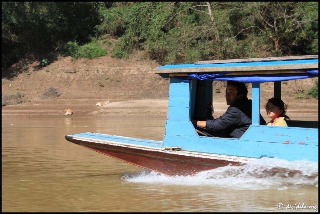 En redescendant la Nam Ou River… Doublé par la droite