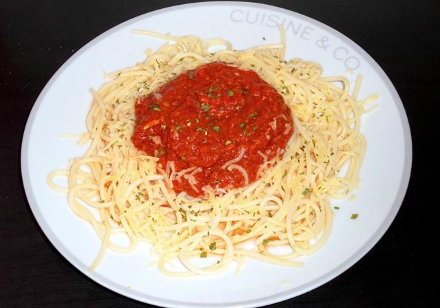 Spaghettis à la sauce merguez tomates