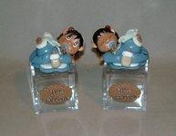 Cube à dragée avec bébé ailé et son biberon en porcelaine froide Cube à dragée avec bébé ailé et son biberon en porcelaine froide