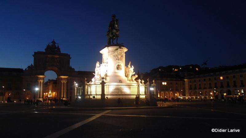WEEK END A LISBONNE : Mes quartiers préférés & Bonnes adresses (Part 1) Statue de St Joseph, sur la Praça do Comércio