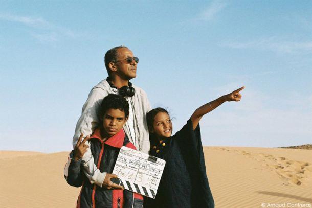 Abderrahmane Sissako sur le tournage de Timbuktu, avec deux jeunes comédiens