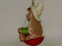 Suspension avec lapin aux couleurs de Noël en porcelaine froide Suspension avec lapin aux couleurs de Noël en porcelaine froide