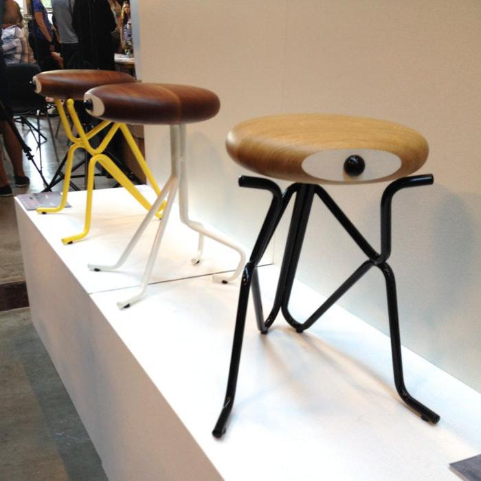 Companion tabouret poétique par Phillip Grass Companion tabouret poétique par Phillip Grass