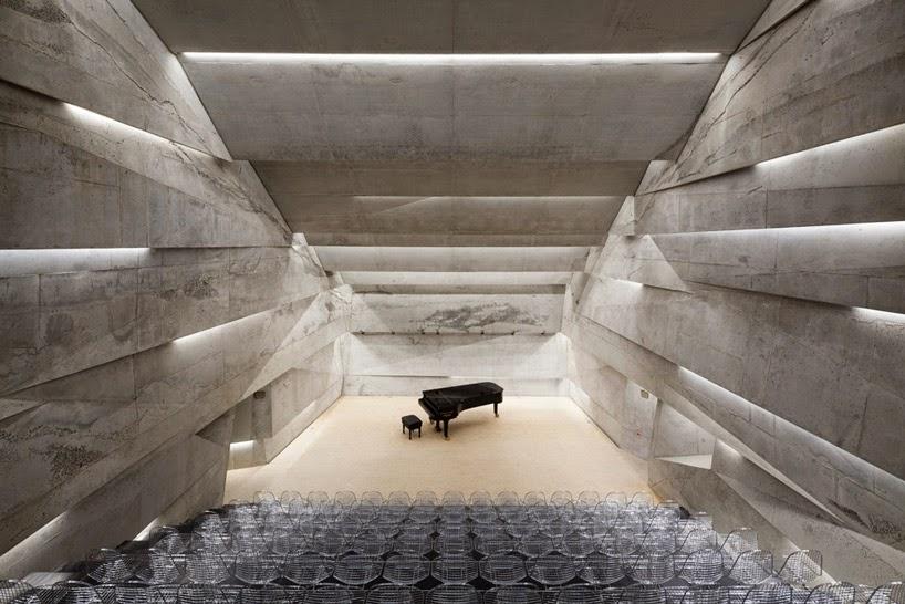 La salle de concert inclinée de Peter Haimerl, à Blaibach, en Allemagne - Architecture