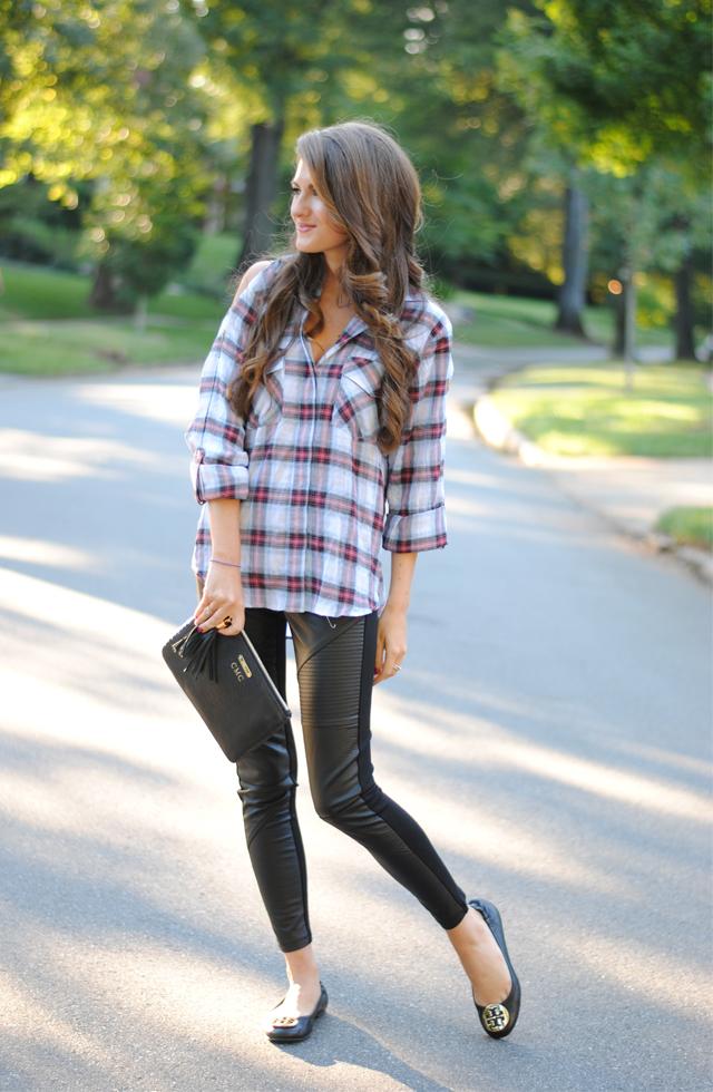4 façons tendance de porter la chemise à carreaux fall look with leather leggings 4 façons tendance de porter la chemise à carreaux